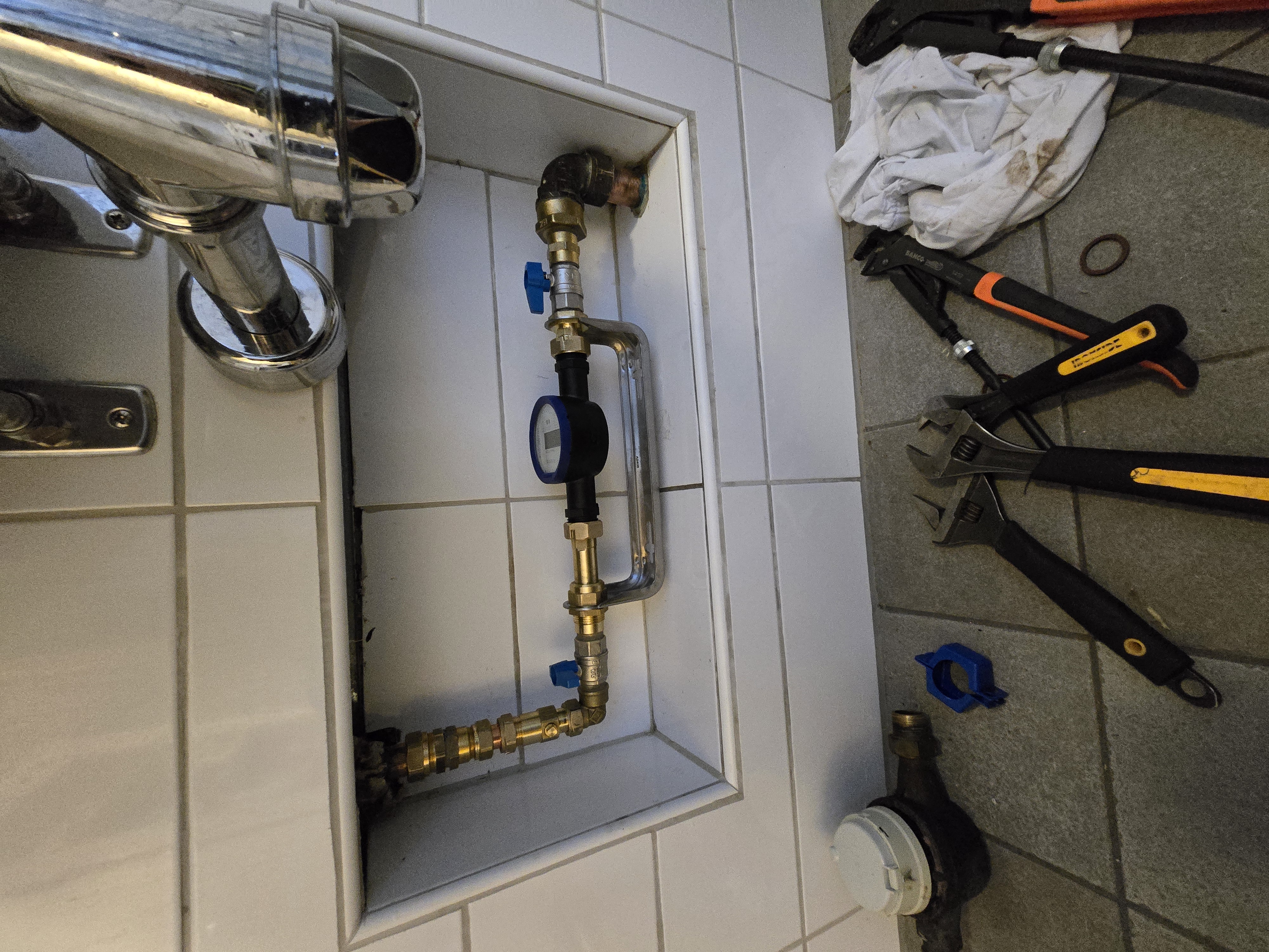 Installation av vattenmätarkonsol för säker vattenmätning